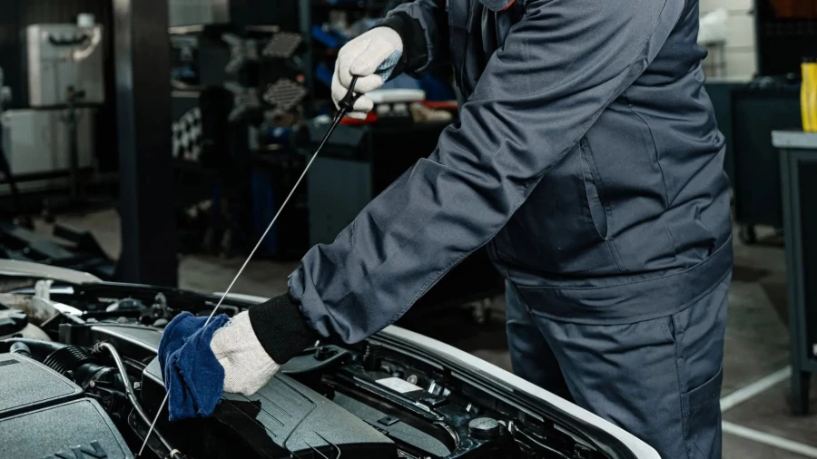 Замена масла в двигателе автомобиля.