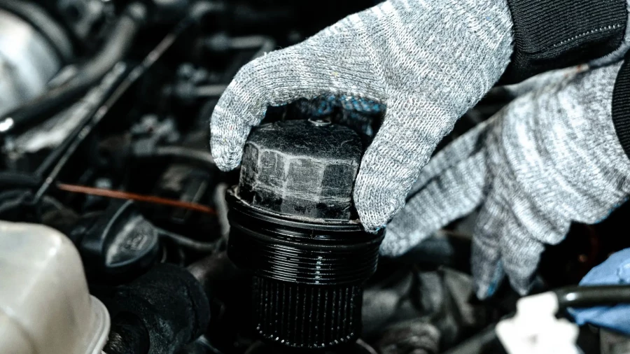Замена масла в двигателе автомобиля.
