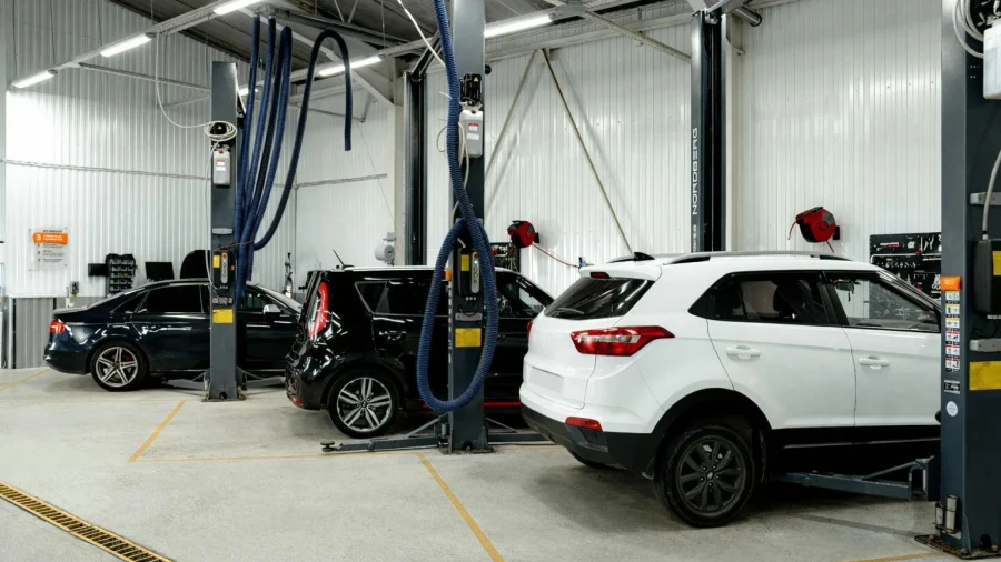 Замена масла в двигателе автомобиля.