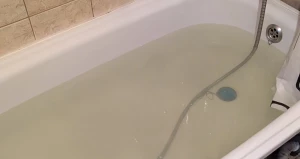 Ванная. Вода. Мутная вода. 