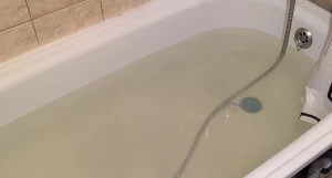 Ванная. Вода. Мутная вода. 