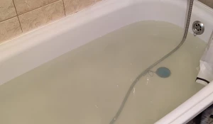 Ванная. Вода. Мутная вода. 