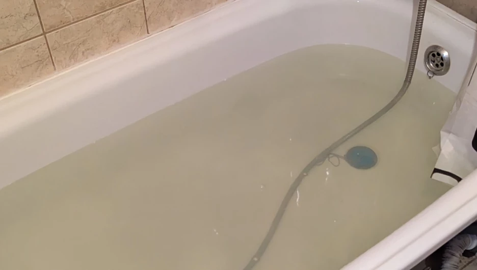 Ванная. Вода. Мутная вода. 