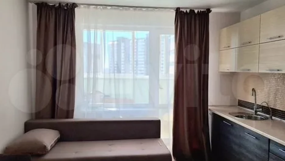 «Двушку» с отдельной гардеробной и двумя кондиционерами продают в Барнауле