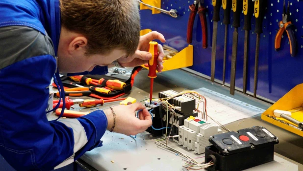 На Алтай-Коксе прошел практический этап краевого конкурса профессионального мастерства среди студентов-электромонтеров.