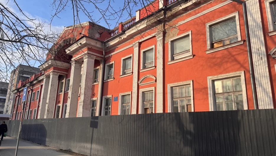 «Дом науки и техники» в Барнауле, пр. Ленина, 94.