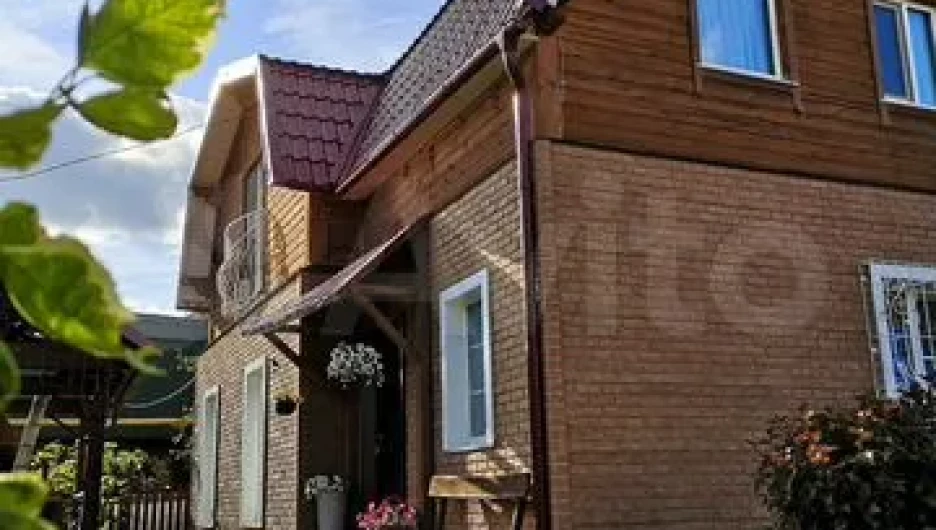 В барнаульской Рублевке продают дачу у вековых сосен