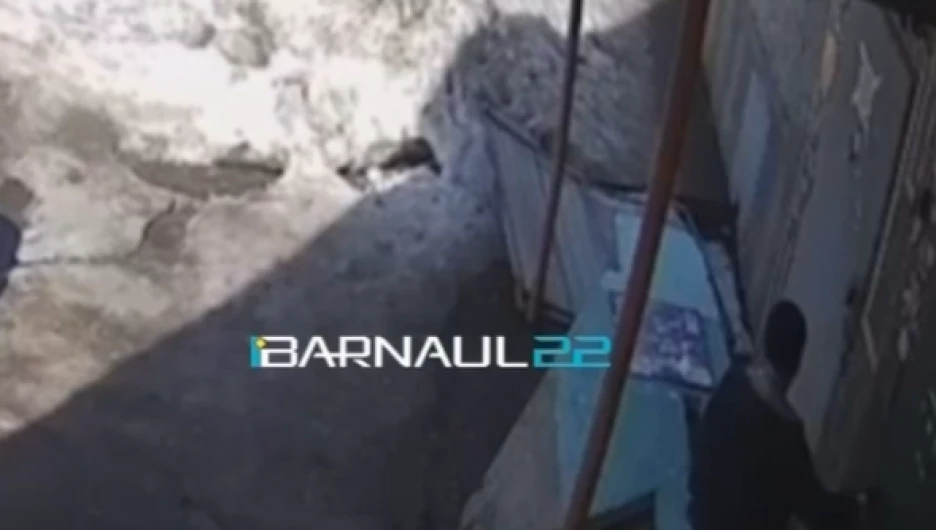 В Барнауле обрушилась бетонная опора козырька у подъезда