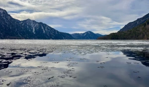 Телецкое озеро весной.