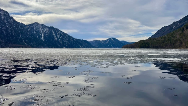 Телецкое озеро весной.