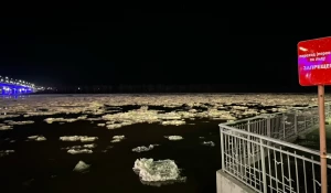 Ледоход на Оби ночью.