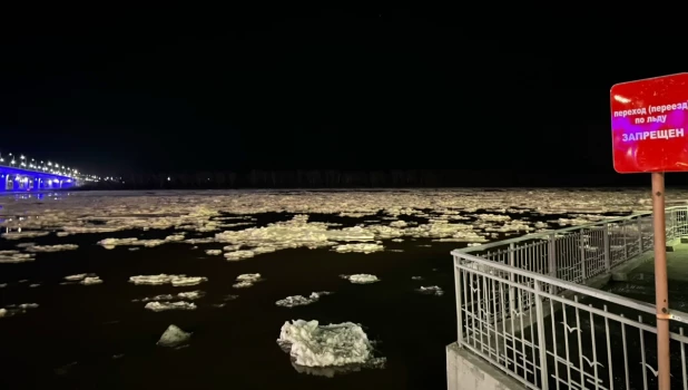 Ледоход на Оби ночью.