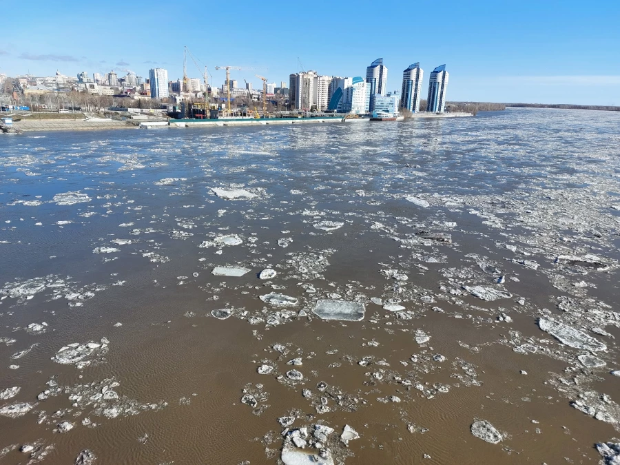 Берег Оби во время ледохода.