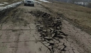 Разрушенная дорога на Алтае.