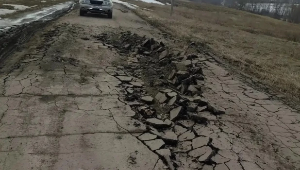 Разрушенная дорога на Алтае.