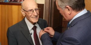 Вручение знака «Жителю блокадного Ленинграда» Виктору Мостакову.