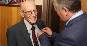 Вручение знака «Жителю блокадного Ленинграда» Виктору Мостакову.