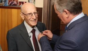 Вручение знака «Жителю блокадного Ленинграда» Виктору Мостакову.