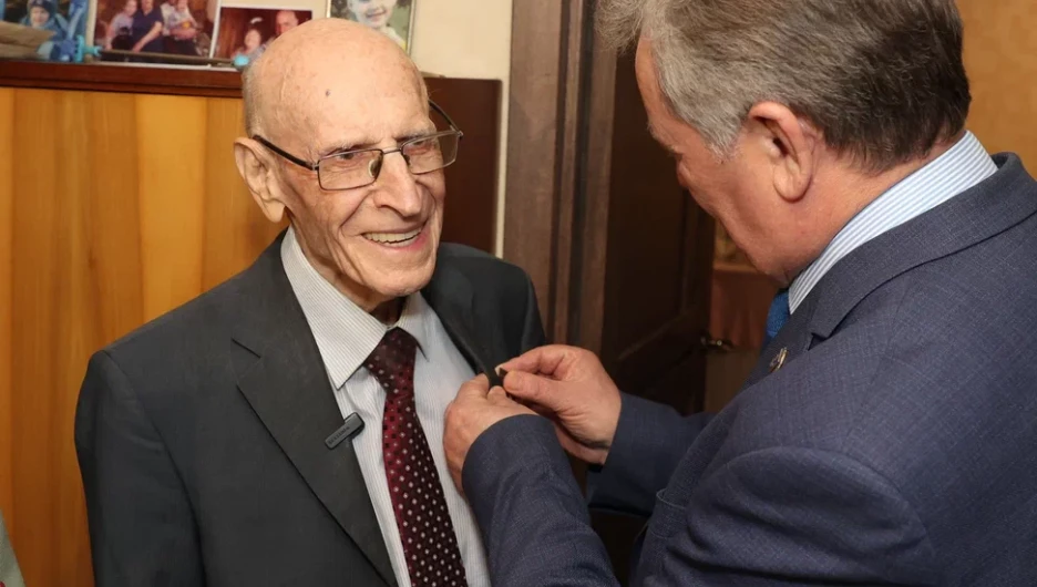 Вручение знака «Жителю блокадного Ленинграда» Виктору Мостакову.