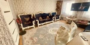 Дом с акцентными диванами в стиле барокко в Барнауле.