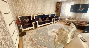 Дом с акцентными диванами в стиле барокко в Барнауле.