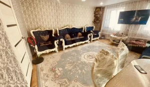 Дом с акцентными диванами в стиле барокко в Барнауле.