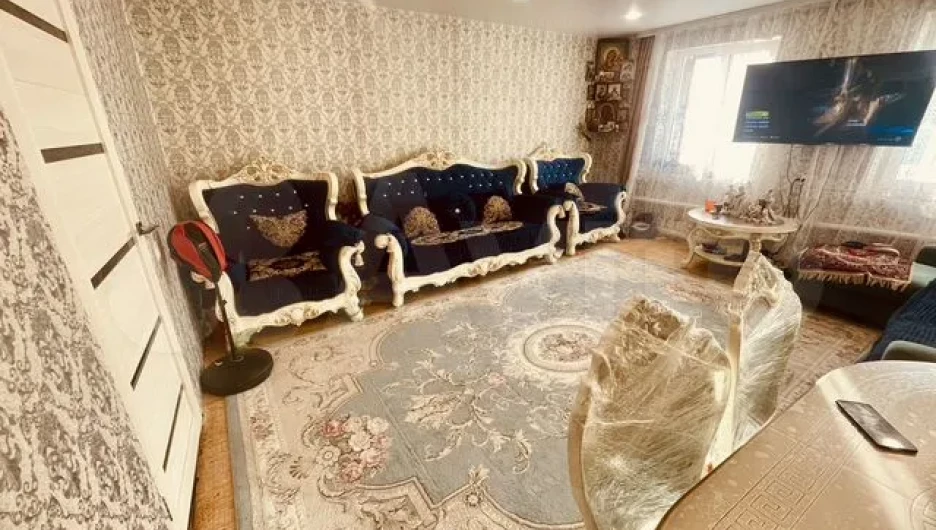 Дом с акцентными диванами в стиле барокко в Барнауле.