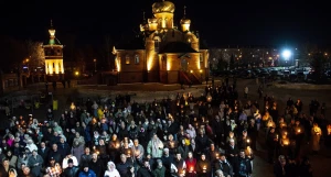 Ночное пасхальное богослужение в Александро-Невском соборе.