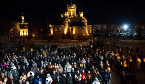 Ночное пасхальное богослужение в Александро-Невском соборе.