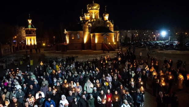 Ночное пасхальное богослужение в Александро-Невском соборе.