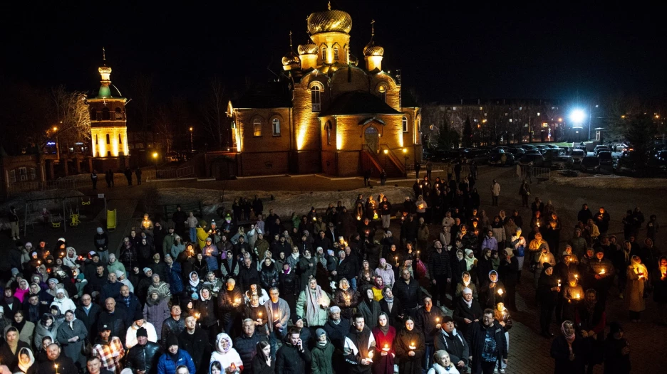 Ночное пасхальное богослужение в Александро-Невском соборе.