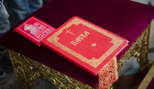 Ночное пасхальное богослужение в Александро-Невском соборе.