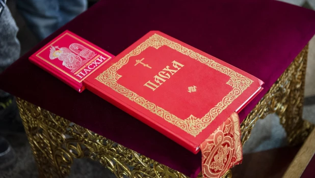 Ночное пасхальное богослужение в Александро-Невском соборе.