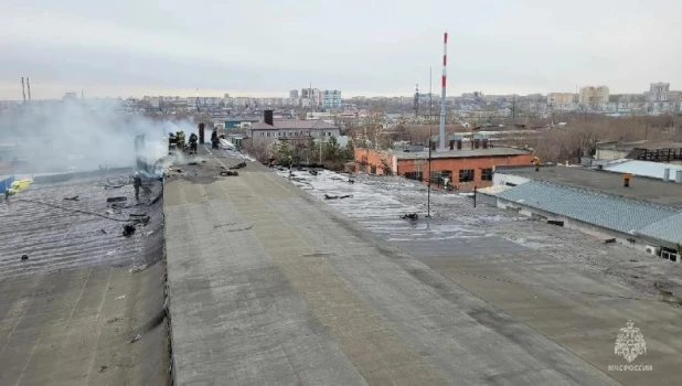 Пожар на складе тушат в Барнауле