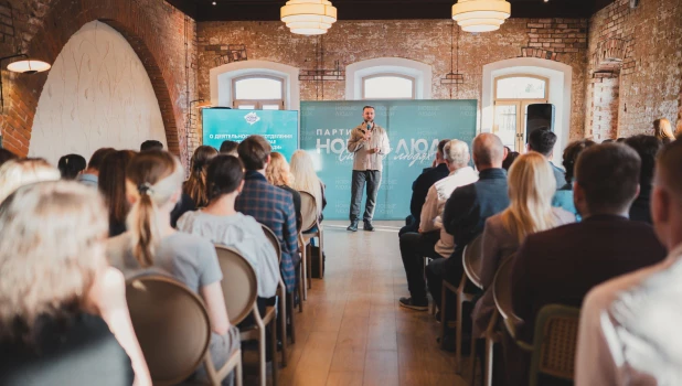 В Алтайском крае вручили партийные билеты новым членам партии «Новые люди».