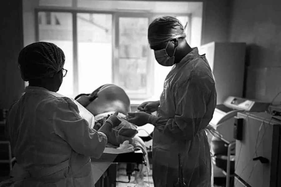 В Советском районе кисту на шее удалили с помощью электрического тока.