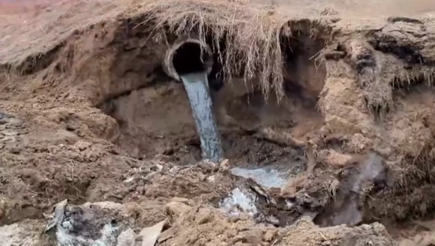 Прорыв трубы в Искитимском районе.