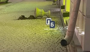 Разбили окна барнаульского банка.