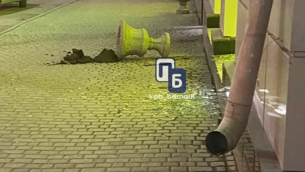 Разбили окна барнаульского банка.