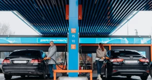 Современные автозаправочные и электрозарядные станции.