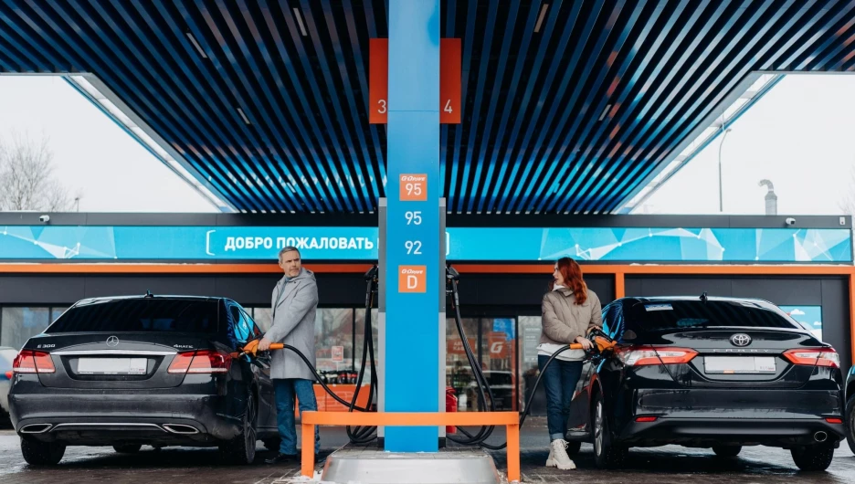 Современные автозаправочные и электрозарядные станции.