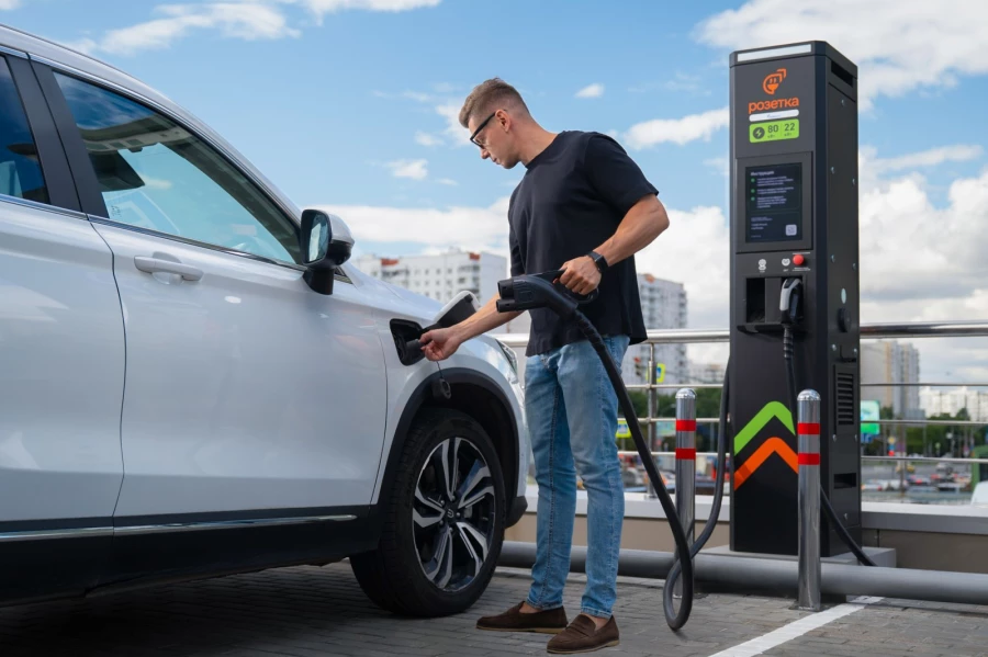 Современные автозаправочные и электрозарядные станции.