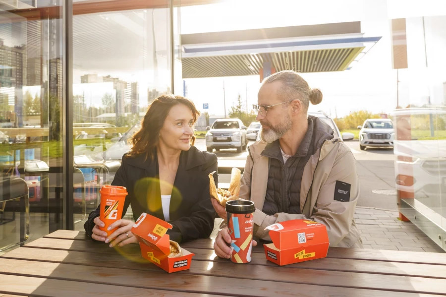 Современные автозаправочные и электрозарядные станции.