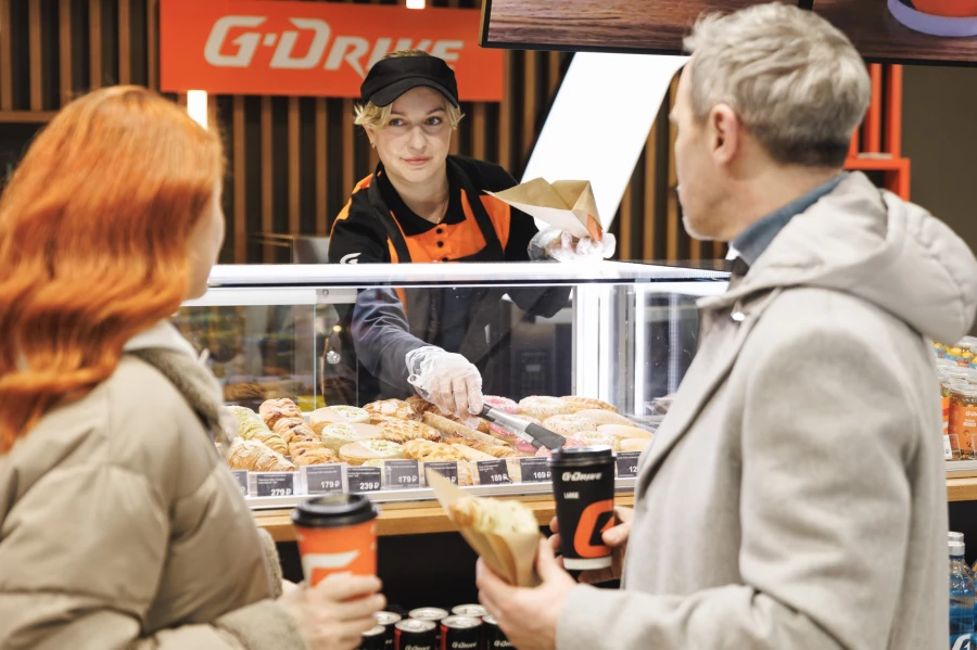 Современные автозаправочные и электрозарядные станции.