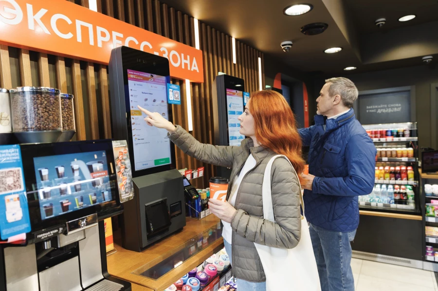 Современные автозаправочные и электрозарядные станции.