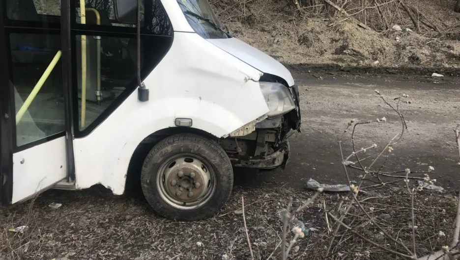 Автобус №47 врезался в опору