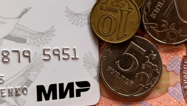 Карта «Мир», деньги. 