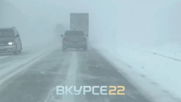 Метель на трассе в Новосибирской области.