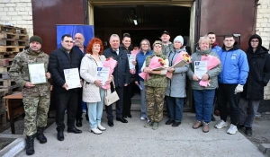 Погрузка гуманитарной колонны для мирных жителей и военнослужащих в Курской, Белгородской, Запорожской областях, ЛНР и ДНР.