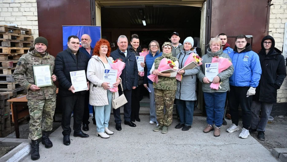 Погрузка гуманитарной колонны для мирных жителей и военнослужащих в Курской, Белгородской, Запорожской областях, ЛНР и ДНР.